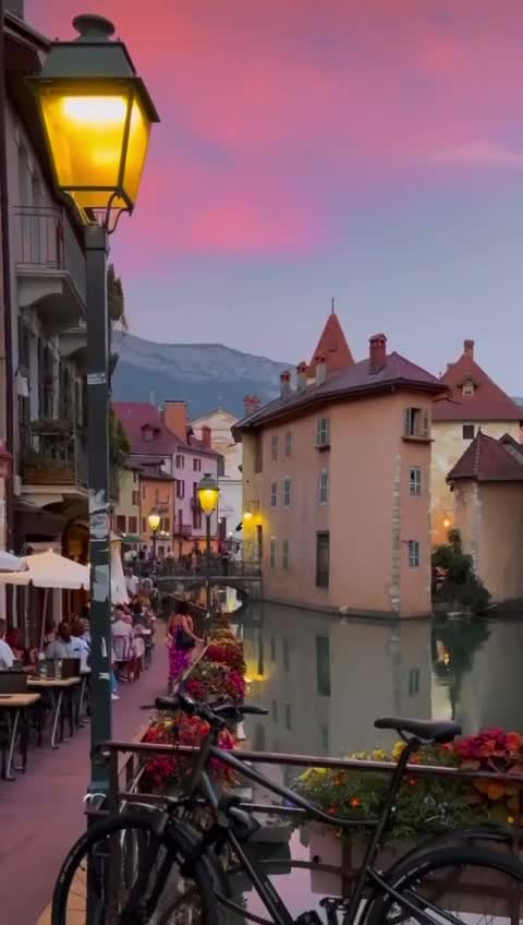 Этот маленький и чрезвычайно привлекательный город славится своими многочисленными цветами, он та... смотреть онлайн