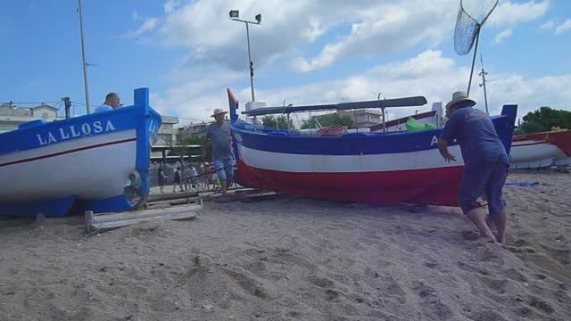 Подъем на берег лодки - пляж в Пинеда-де-Мар, Испания. смотреть онлайн