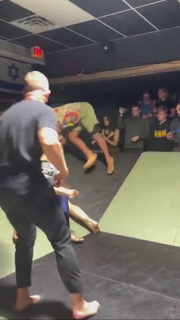 В США придумали новое единоборство — командный грэпплинг в яме. смотреть онлайн