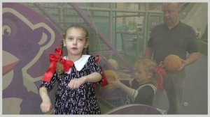 Папа заплетает косички  (Вера Доронкина)