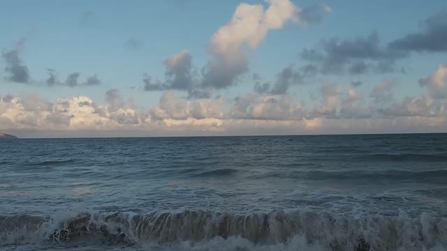 На пляже в Коктебеле (Крым) в ветреную погоду. смотреть онлайн