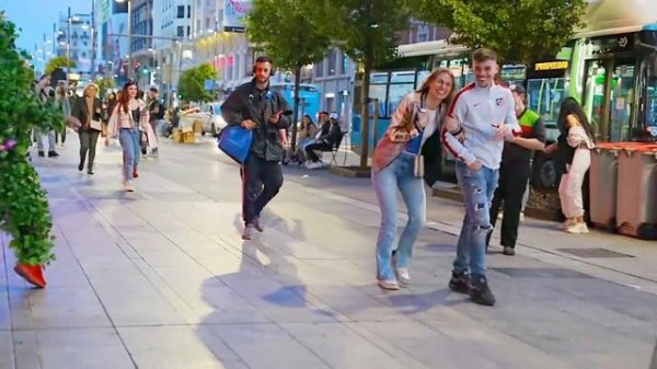 SI TE RÍES PIERDES 👻🌲 Broma de Sustos [HOMBRE PLANTA]