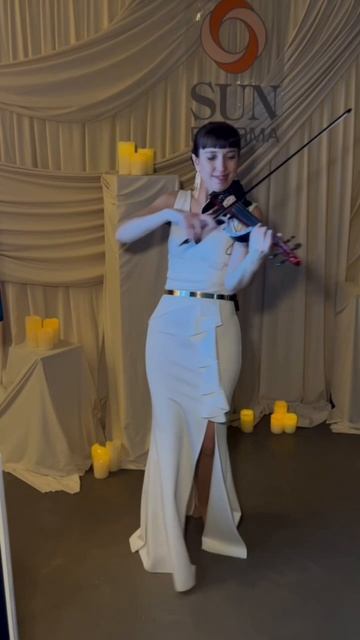 Скрипачка на встречу гостей