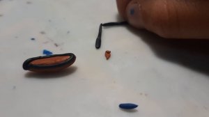 Дима слепил мини машинку из цветного пластелина