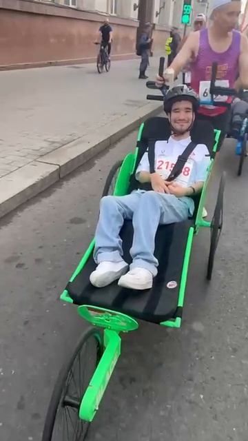 Алексей Смертин пробежал марафон с инвалидом-колясочником смотреть онлайн