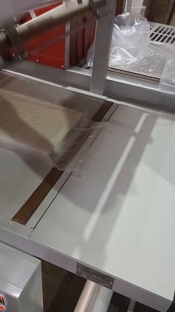 Упаковка продукции в пленку с предварительным механическим выпуском воздуха
