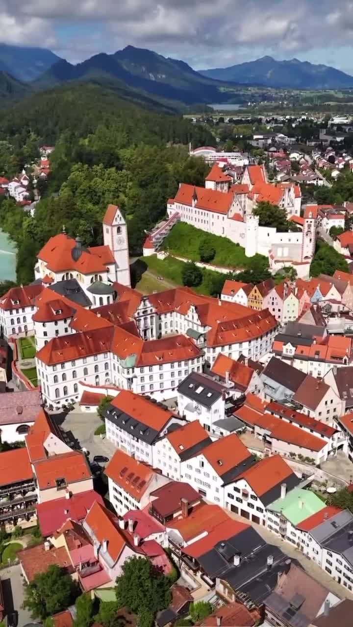 Маленький исторический городок Фюссен, расположенный в живописных Альгойских Альпах, славится сво... смотреть онлайн