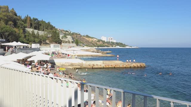 Обновлённый при участии Сбера городской пляж «Воронцовские купальни» в Алупке смотреть онлайн