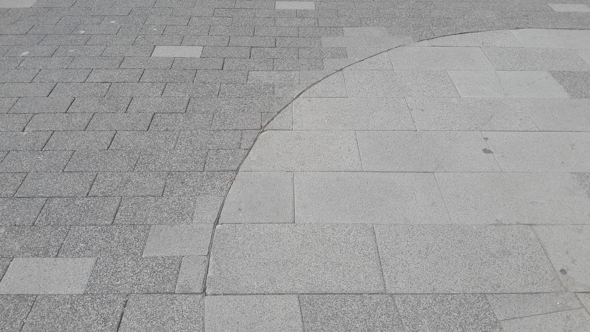 Металлический борт для разделения участков мощения. 3 гола эксплуатации. Отличное решение!