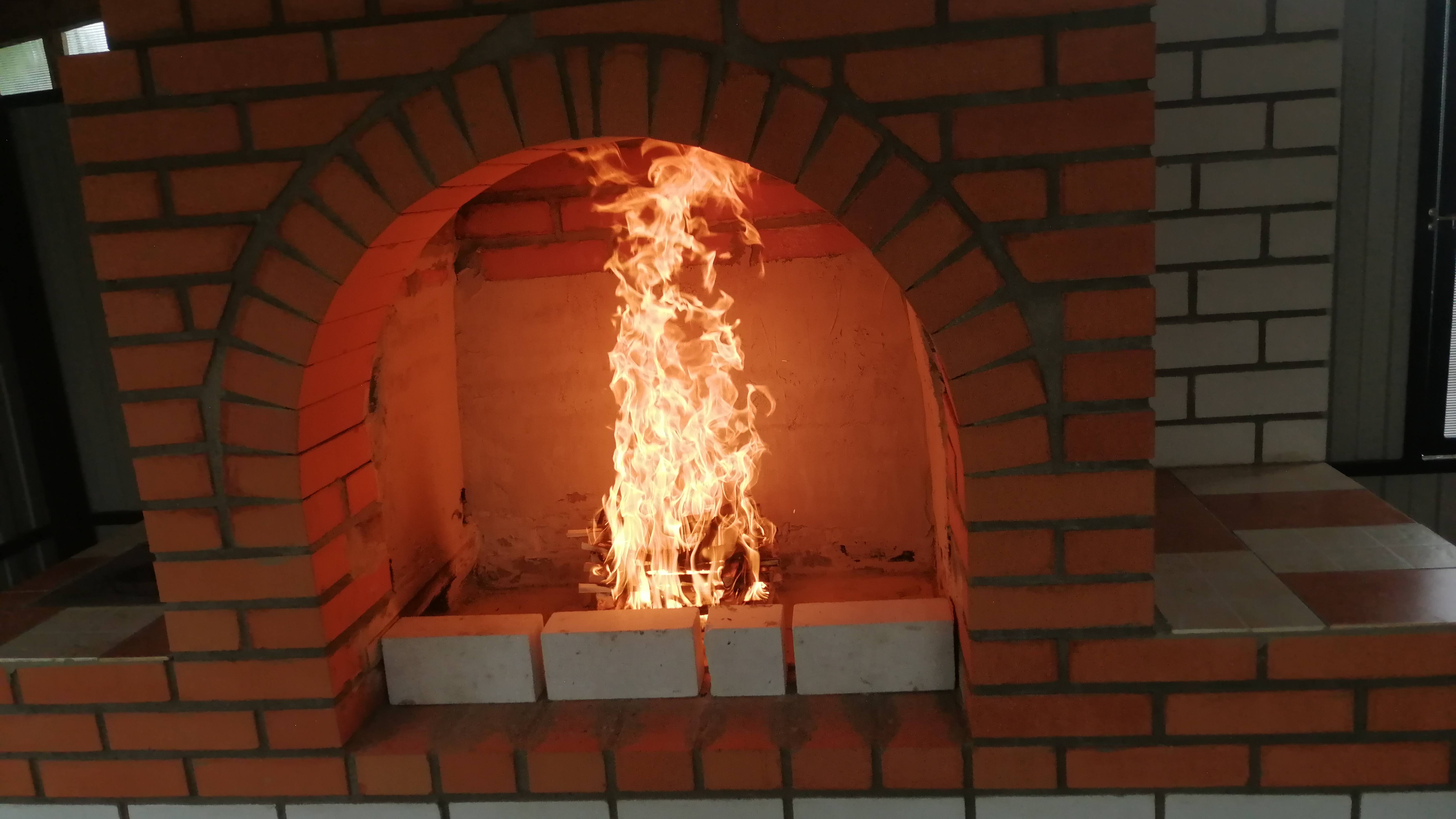 Сложили печь барбекю своими руками, делаем первый запал, проверяем тягу.