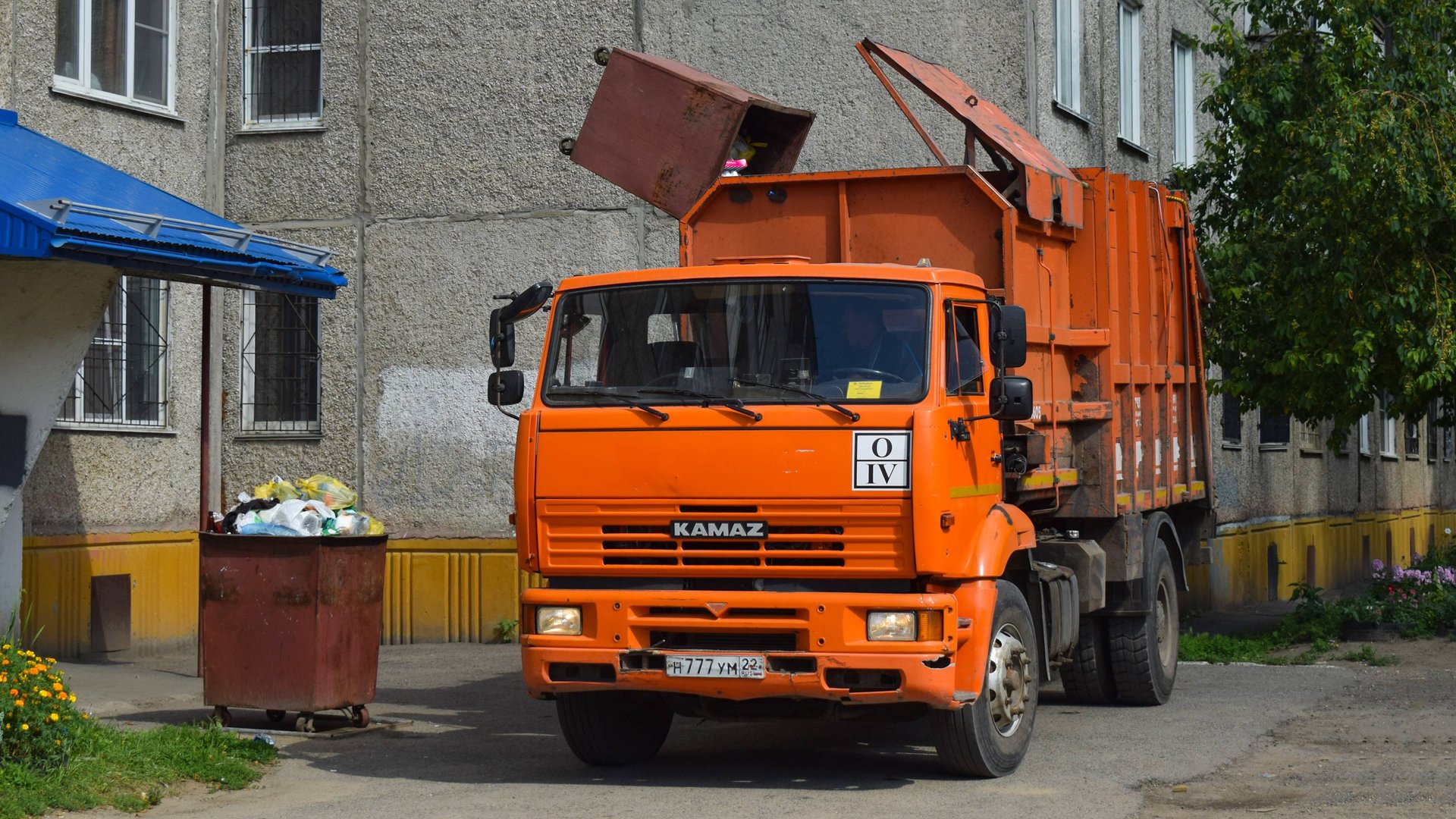Мусоровоз МКМ-4605 (МК 4453-05) на шасси КамАЗ-53605-62 (Н 777 УМ 22) / KAMAZ garbage truck. смотреть онлайн