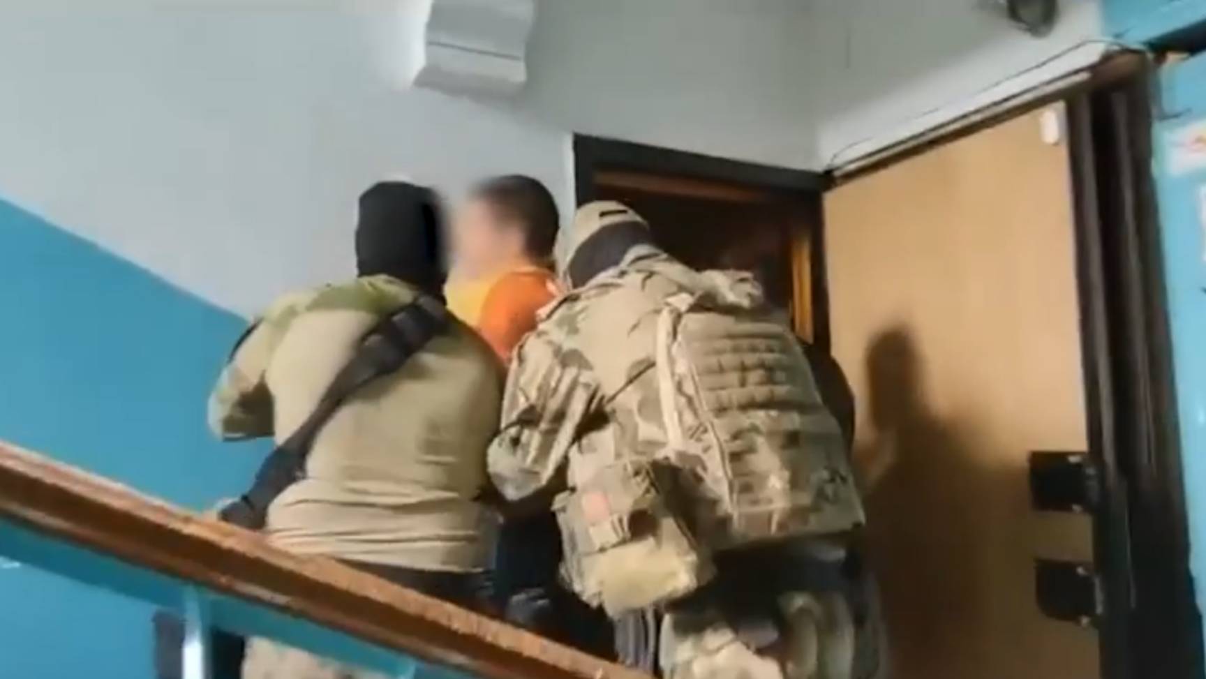 В Приморье ФСБ и Росгвардия накрыли подпольный рынок оружия смотреть онлайн