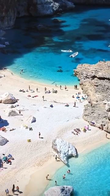 Пляж в заливе Орозей и одно из самых красивых побережий Сардинии. Со всех сторон пляж окружен вну... смотреть онлайн