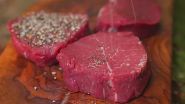 Стейки с чесночным маслом и картофелем, приготовленным на костре смотреть онлайн