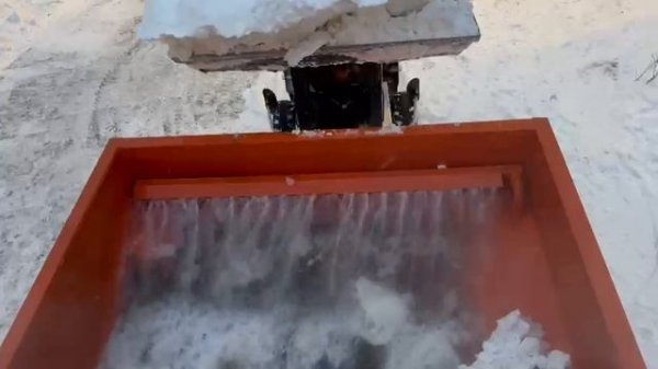 Процесс плавления снега в снегоплавильной установке.