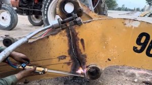 🍿 Невероятный ремонт! Пакистанские специалисты безупречно восстановили сломанную стрелу погрузчика