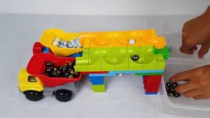 Горка для Черных и Белых шариков - Шарики катятся вниз в кузов самосвала.