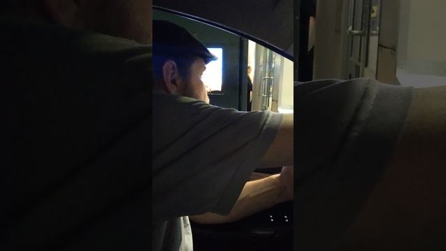 ВКУСНО И ТОЧКА БОЛТОВНЯ В МАШИНЕ смотреть онлайн