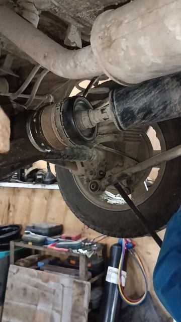 Как в одного вытащить кардан со шрусом из зацепления с хвостовиком