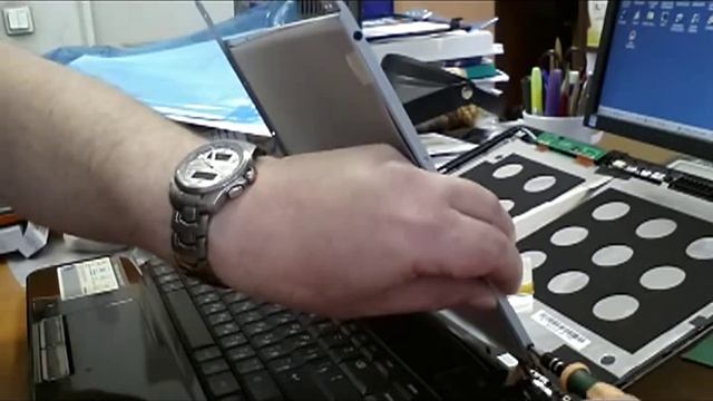 Ремонт ноутбука LENOVO Y560P  Замена матрицы