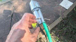 Вибрационный насос «РУЧЕЁК 1» в деле. Выкачиваю воду из бассейна.