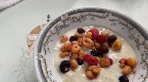 Быстрый завтрак на даче. Овсяная каша с малиной.