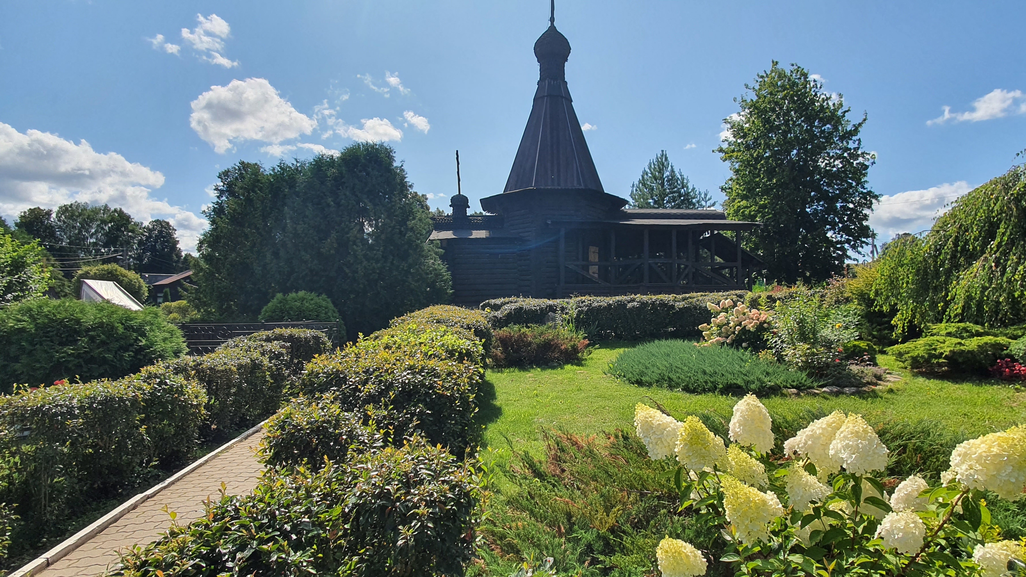 Святой источник Ферапонта рядом с Можайским Лужецким Богородицерождественским Ферапонтовым монастырё смотреть онлайн