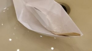 корабль из бумаги тонет