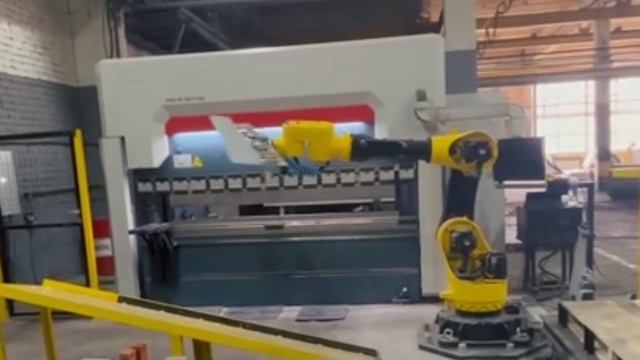 Робот-листогиб в паре с гибочным прессом смотреть онлайн