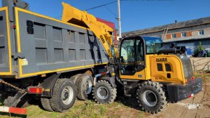 4K Фронтальный погрузчик ISKRA 15 загрузит самосвал. Искра 15.