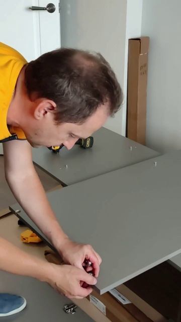 Усиленные эксцентриковые полкодержатели в металлическом корпусе. Установка без молотка