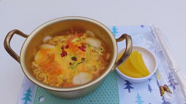 Сырный рамен, приготовленный тетей с 50-летним опытом приготовления рамена – Sinchon Box Square Aunt смотреть онлайн