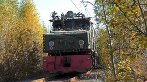 Промышленные электровозы EL21-172 вначале и EL21-115 в конце с грузовым поездом