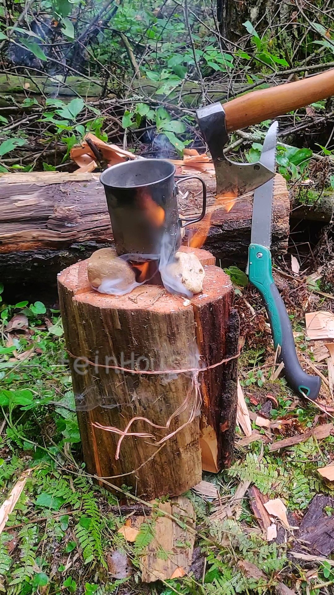 Полезная самоделка в походе - Финская свеча из бревна смотреть онлайн