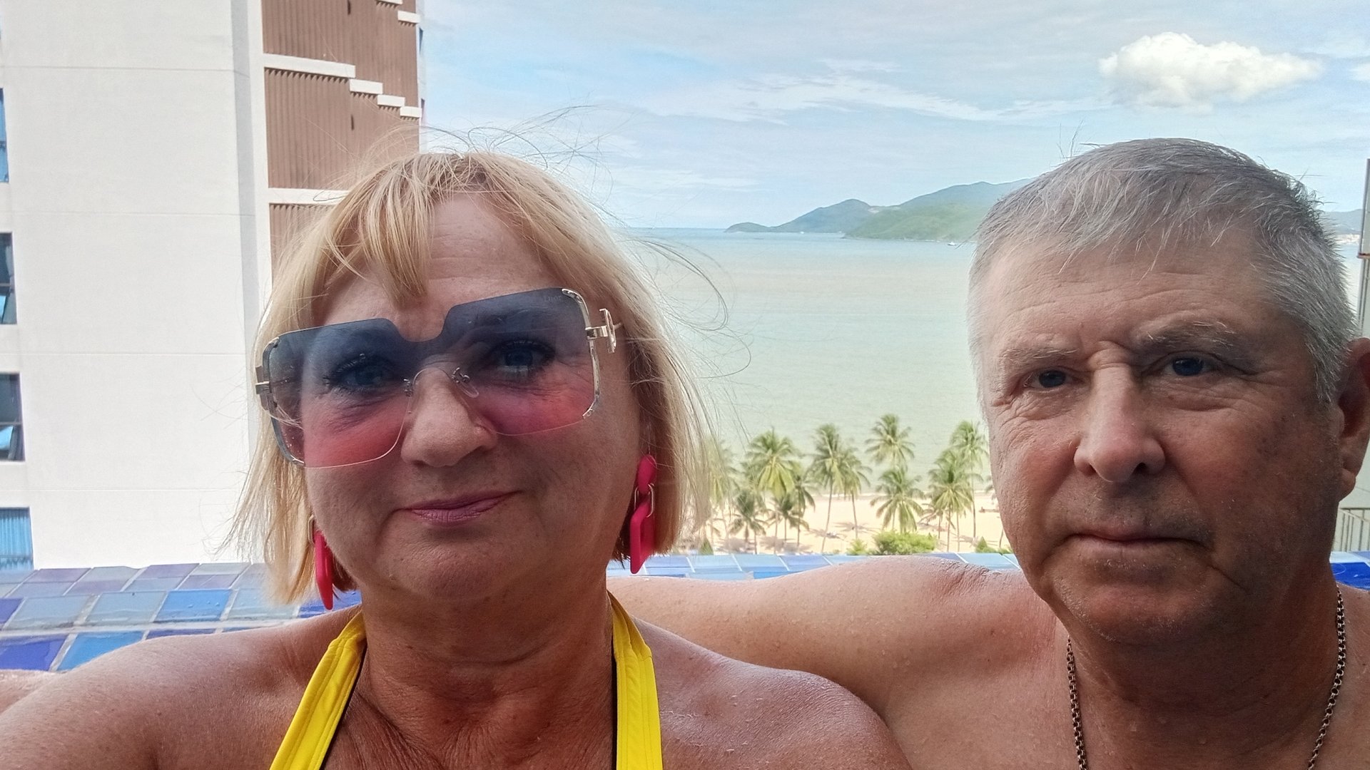 Вьетнам.Нячанг.Болтплки в бассейне о дальнейших планах ...Куда полетим потом... смотреть онлайн