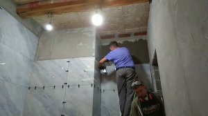 Укладка плитки на стену.