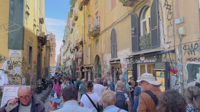 Италия. Пешеходная экскурсия по Неаполю в формате 4К смотреть онлайн