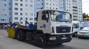 Бункеровоз МК-3512-02 на шасси МАЗ-555025 (В 931 РР 122). Погрузка мусорного бункера.