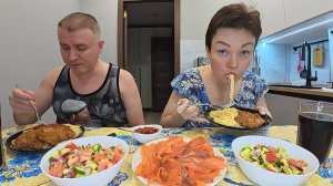 Мукбанг едим ОГРОМНЫМИ порциями и НЕ ТОЛСТЕЕМ! Вован КОЗЫРЯЕТ знаниями) Семейный ужин в России