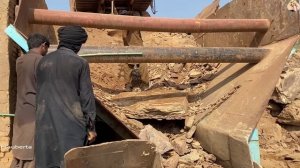 Строительство, дробление щебёнки