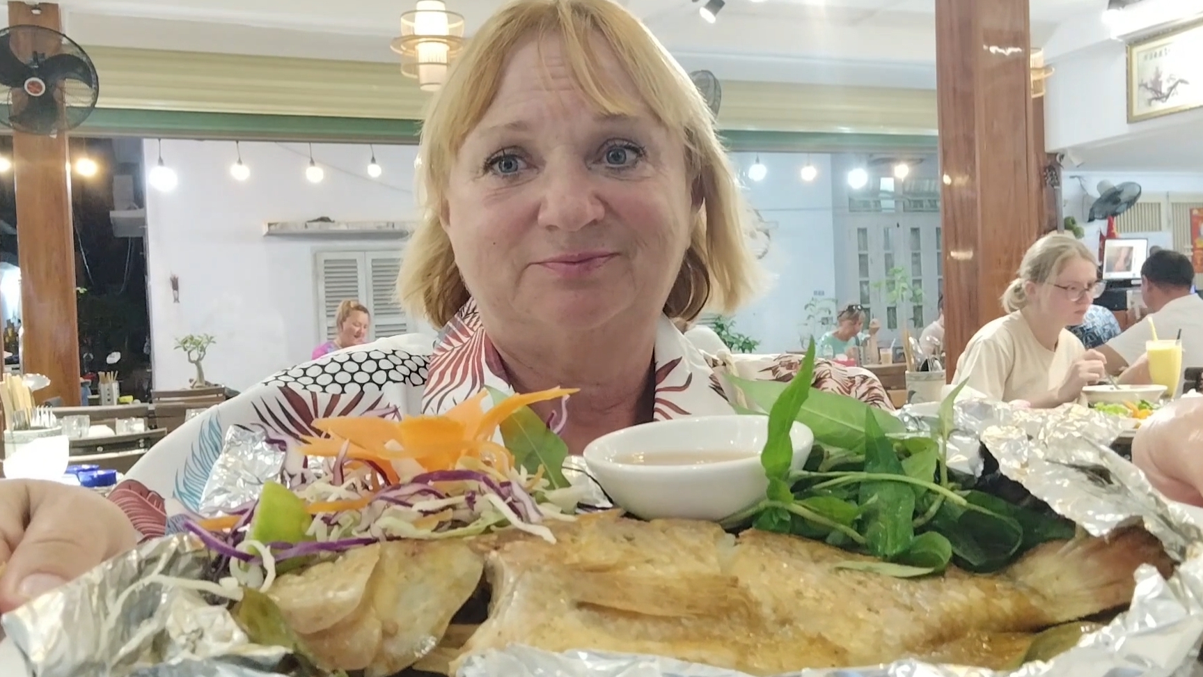 Вьетнам.Нячанг.Наш ужин в ресторане Кокобай....не вкусная рыба и очень вкусное мясо . смотреть онлайн