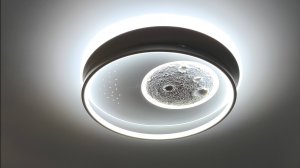 Натяжные потолки с красивыми люстрами и вентилятором