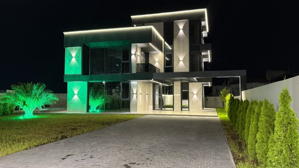 ШИКАРНЫЙ ДОМ В СТИЛЕ ХАЙ-ТЕК НА БОЛЬШОМ УЧАСТКЕ смотреть онлайн