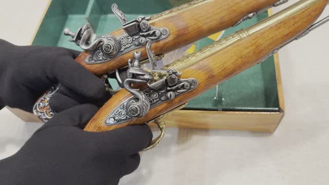 Дуэльные пистоли Англия 18в. кремневые, 2 dueling Flintlock pistols, England 18th. C. Denix 2-1196/L смотреть онлайн