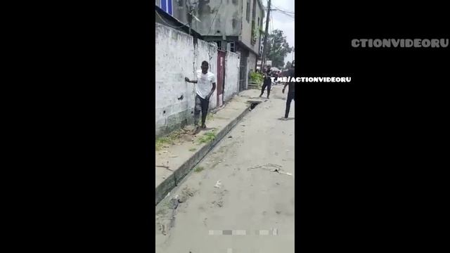 #Полиция #Bodycamera Небольшая подборка нелетального применения (выстрелы по ногам) табельного огнес