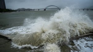 Сметает все на пути: тайфун «Рагаса» накрыл несколько провинций в Китае