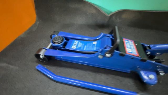 Домкрат автомобильный подкатной 2.5т низкий AE&T смотреть онлайн