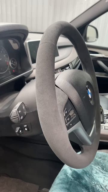 BMW X5. Перетяжка руля в алькантару смотреть онлайн
