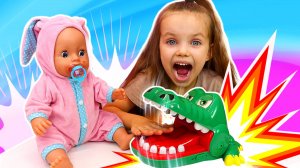 Пупс Лина учится чистить зубки, а затем играем в крокодила!