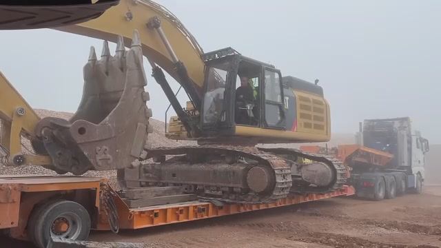 Тяжелая транспортировка: Экскаватор CAT 352F и дробилка Powerscreen смотреть онлайн